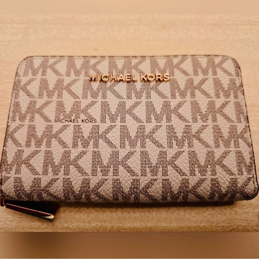 Michael Kors Monogram Wallet EUC - Picture 1 of 7